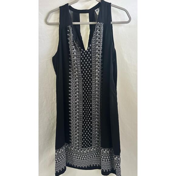 Old Navy Dresses & Skirts - Old Navy XL Black and White Ornament Design V Neck Shift Dress